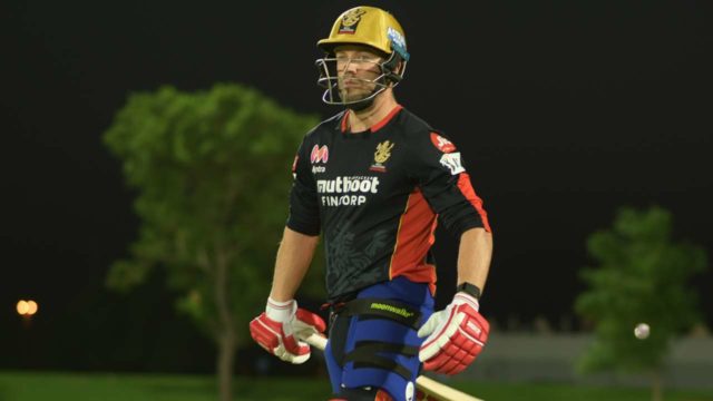Watch – AB de Villiers Knocks Out iPhone As He Gears Up For IPL 2021
