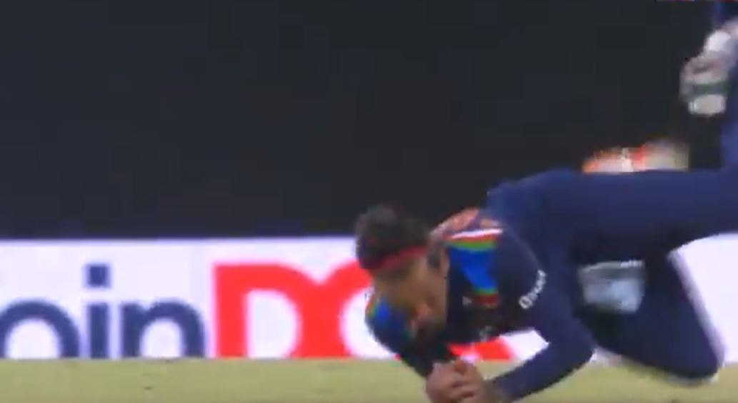 Watch: Rahul Chahar Holds On to a Splendid Return Catch Against Sri Lanka