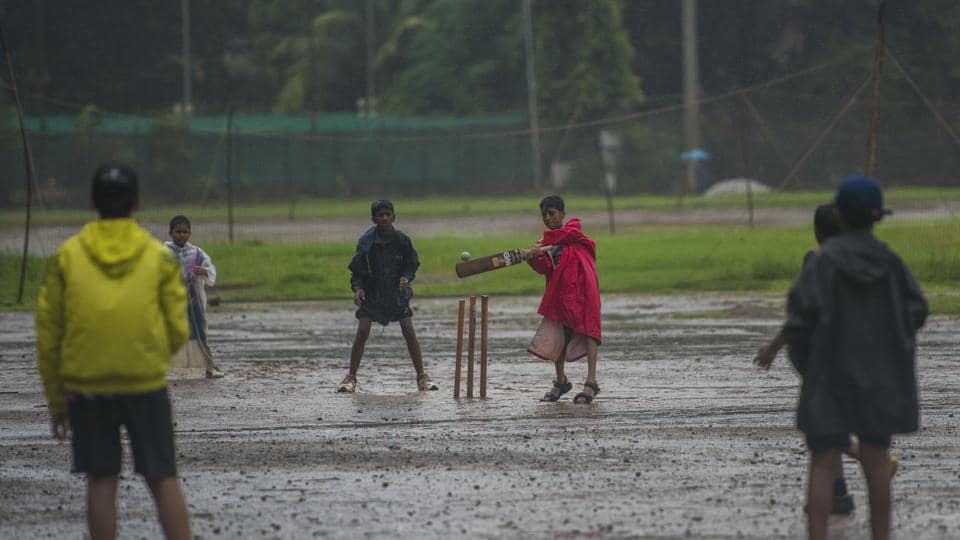 Viral Video Of Gully Cricket Catch  In Rain Triggers Nostalgic Memories-Watch