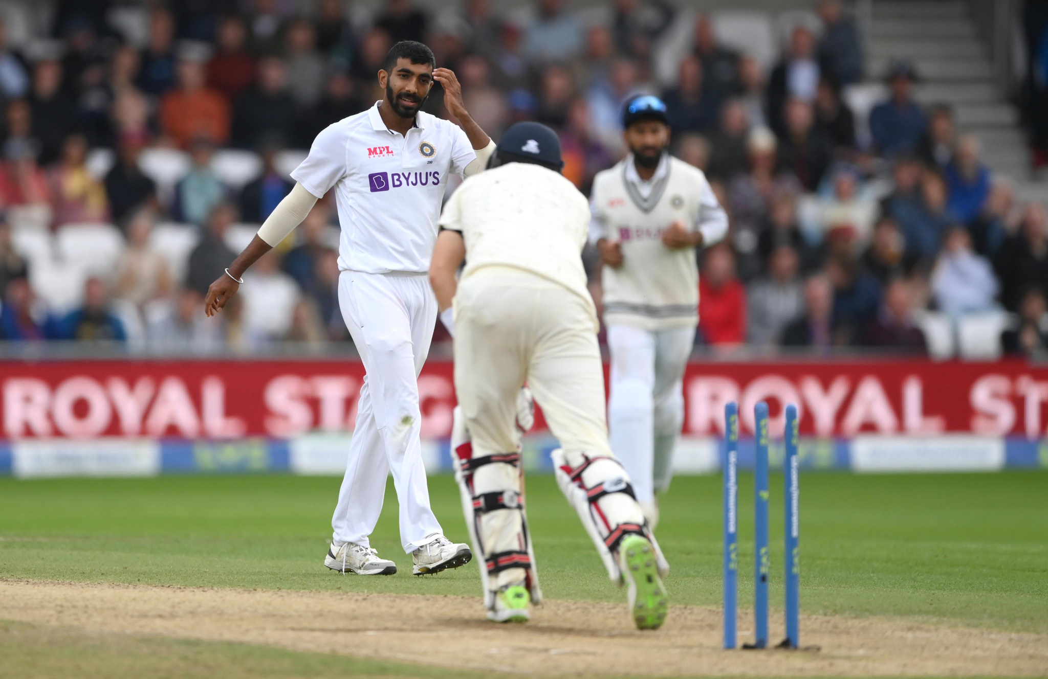 ENG vs IND 2021 Watch: Joe Root Falls To Jasprit Bumrah After 121-Run Knock On Day 2 of Headingley Test