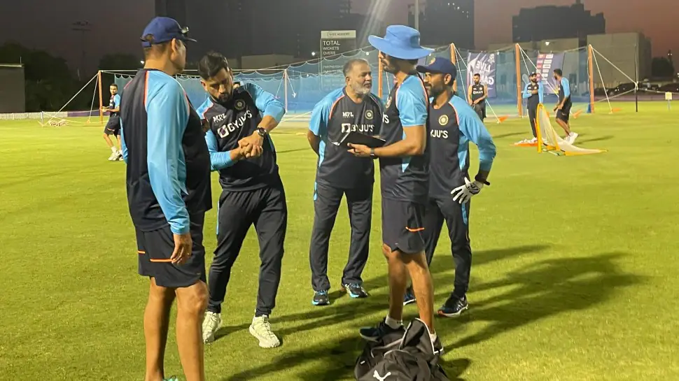 ICC T20 World Cup: Watch: Pakistani Fans Ask KL Rahul And MS Dhoni To Let Them Win This Time; Dhoni Gives An Epic Response