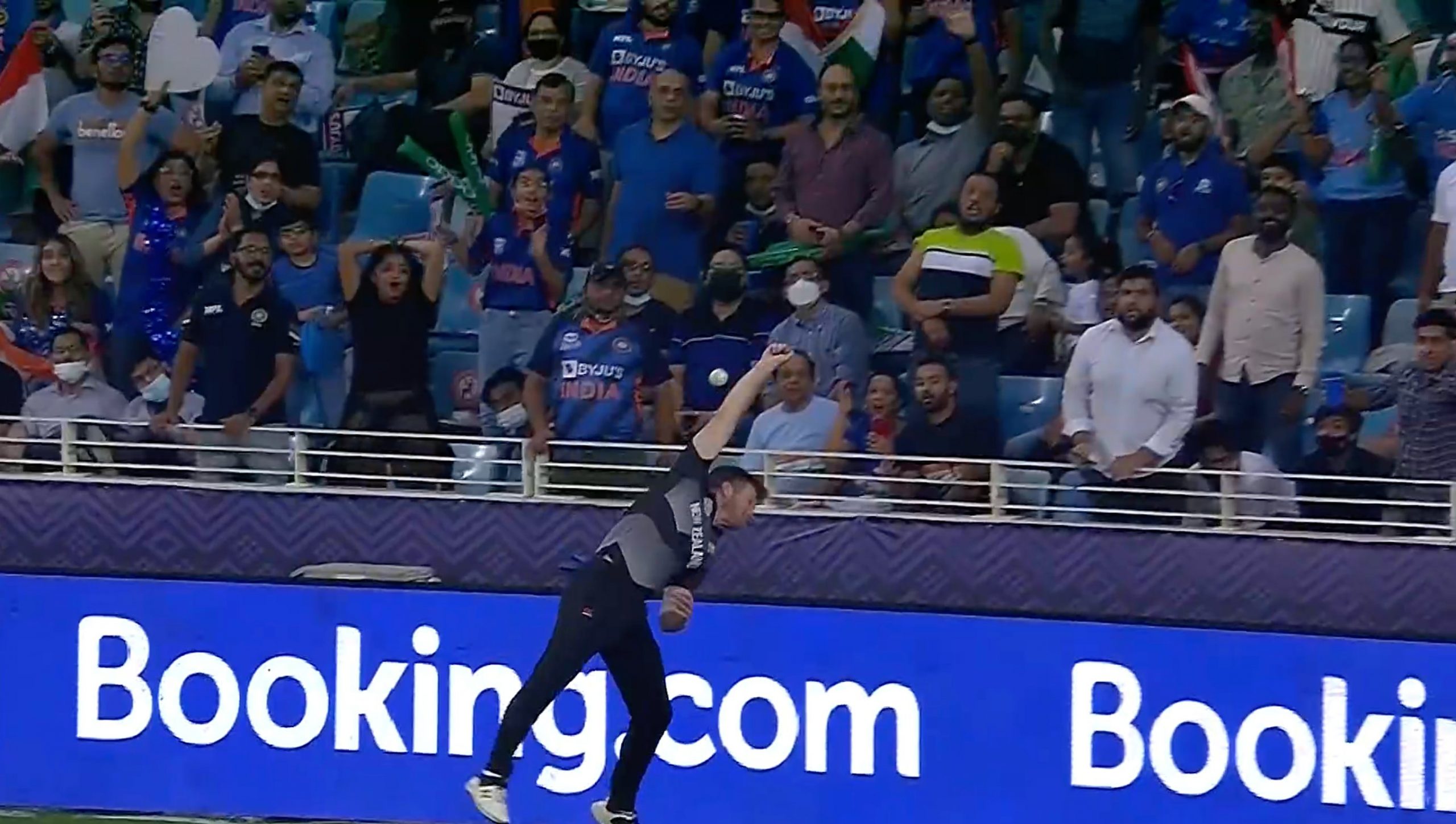Watch – Jimmy Neesham Produces An Acrobatic Effort To Save A Six