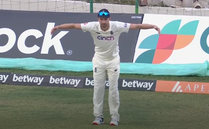 Watch: Mark Wood’s Hilarious Solo Huddle After He Misses The Team Huddle