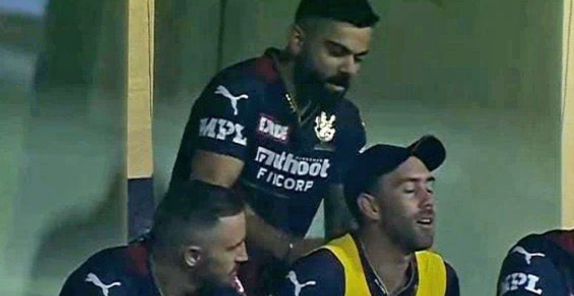 [Watch] Virat Kohli Gives Shoulder Massage To Glenn Maxwell During RR Game