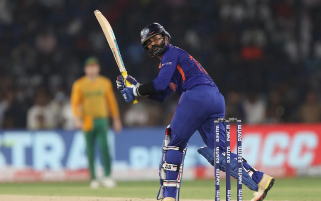“You Will Not Find Many Players With Such Range” – Irfan Pathan Points Out Similarities Between Dinesh Karthik And AB De Villiers