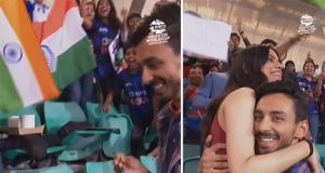 man proposes to his girlfriend during match