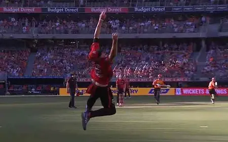 [WATCH] Will Sutherland Takes A Gravity-Defying Catch Against The Perth Scorchers