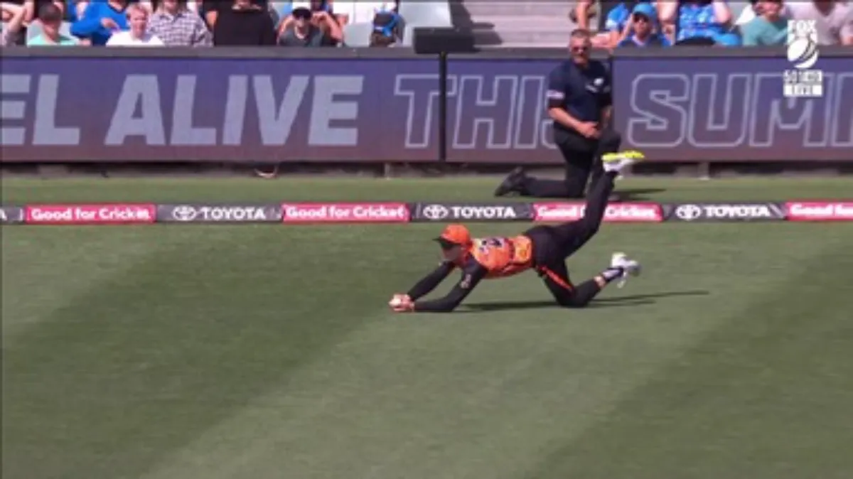 [WATCH] Cameron Bancroft Take Another Stunning Catch In The BBL