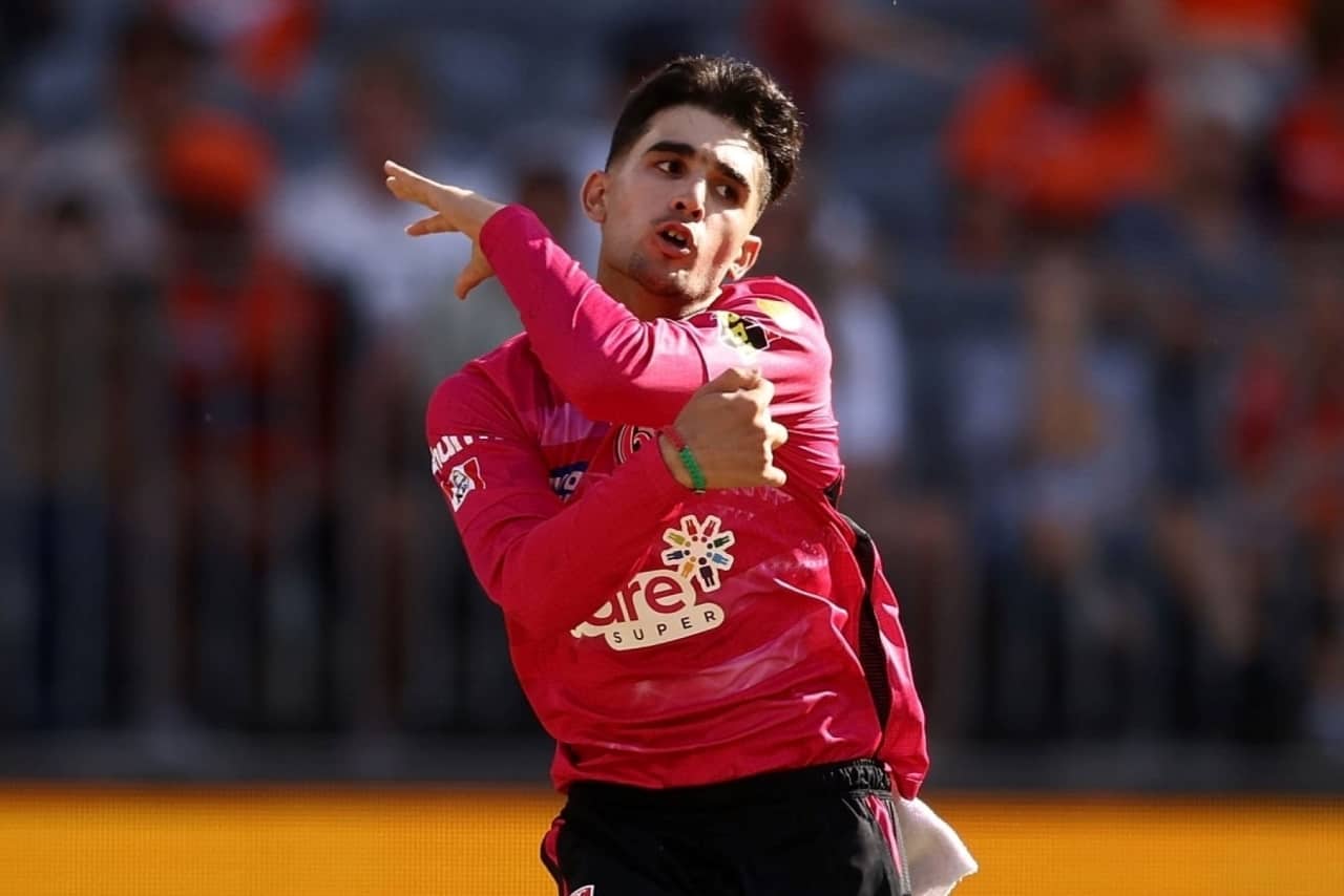 [WATCH] Izharulhaq Naveed Take A Special Catch Against The Brisbane Heat In The BBL