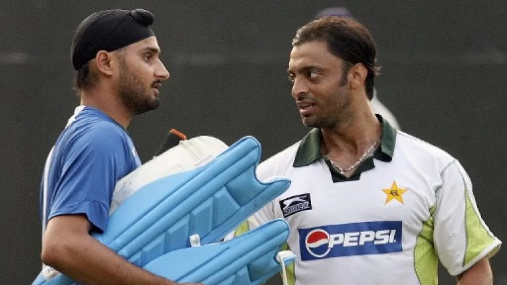 Harbhajan Singh and Shoaib Akhtar having healthy banter in the Legends League Cricket