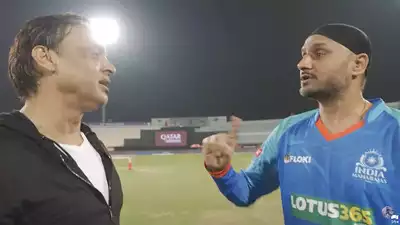 Harbhajan Singh and Shoaib Akhtar having healthy banter in the Legends League Cricket