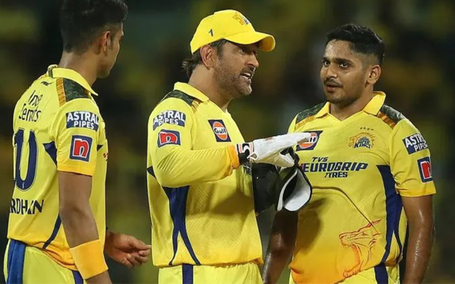 MS Dhoni with Tushar Deshpande and Rajvardhan Hangargekar