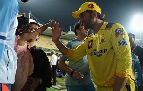 The Daughter Of Krishnappa Gowtham Receives a High Five From MS Dhoni .