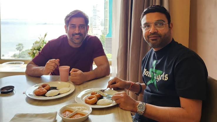 MS Dhoni Meets Entrepreneur Friend For Meal After Knee Surgery