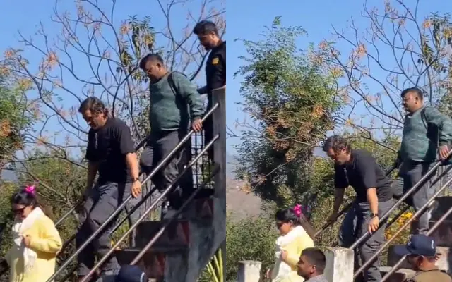 [WATCH] A Video Of MS Dhoni Hobbling While Descending Stairs Goes Viral