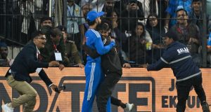 Intruder embraces Virat Kohli