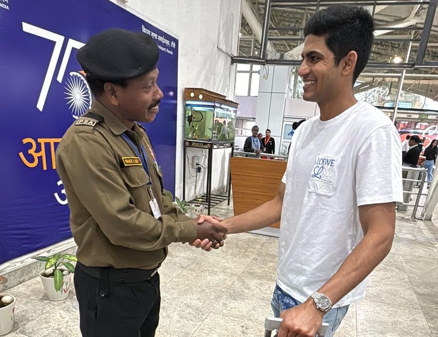 Shubman Gill’s Heartwarming Encounter With Robin Minz’s Father At Ranchi Airport Goes Viral