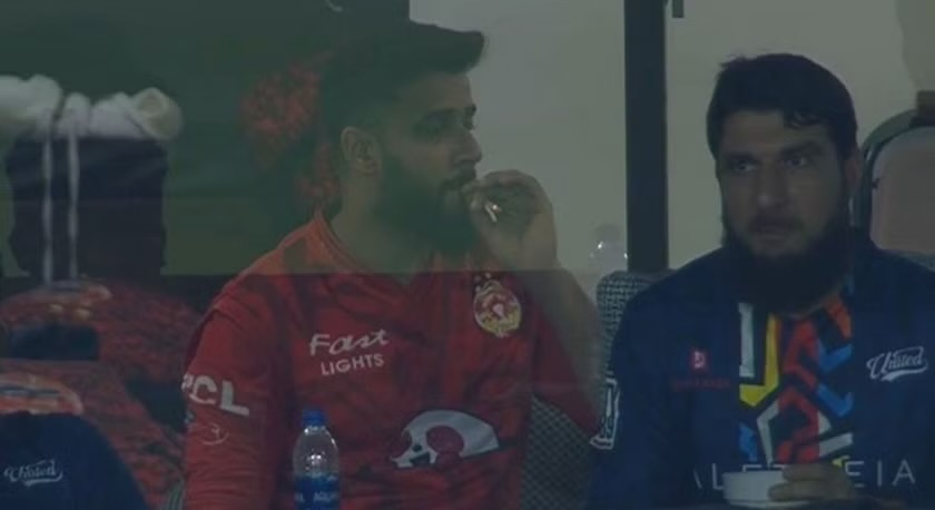 Imad Wasim Caught Smoking During The PSL 2024 Final