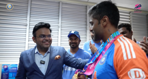 Jay Shah gives best-fielder medal to Suryakumar Yadav