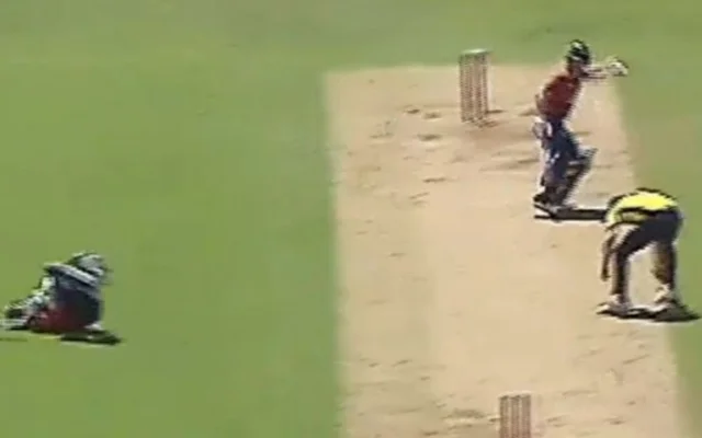 Vitality T20 Blast: [WATCH] Chris Wood Refrains From Running Out Matt Parkinson After He Gets Hit By The Ball