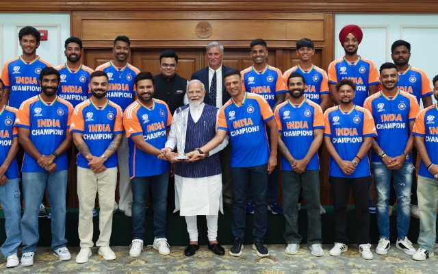 Team India Meet PM Modi At His Residence