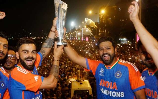 [WATCH]- Virat Kohli And Rohit Sharma Proudly Raise India’s T20 World Cup 2024 Trophy During The Victory Parade