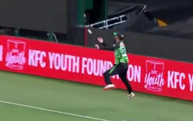 [Watch] Glenn Maxwell Executes Unbelievable Catch Against Brisbane Heat in BBL