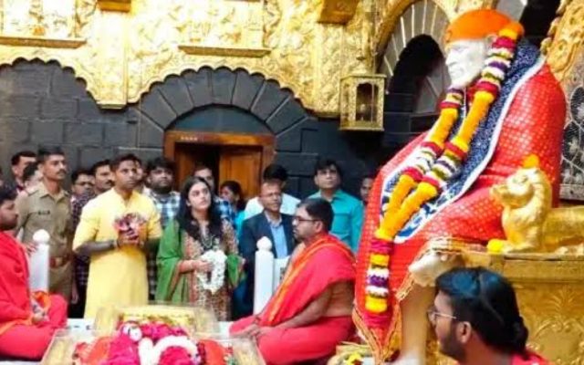 [WATCH]- Suryakumar Yadav And Devisha Visit Shirdi’s Sai Baba Temple For Blessings
