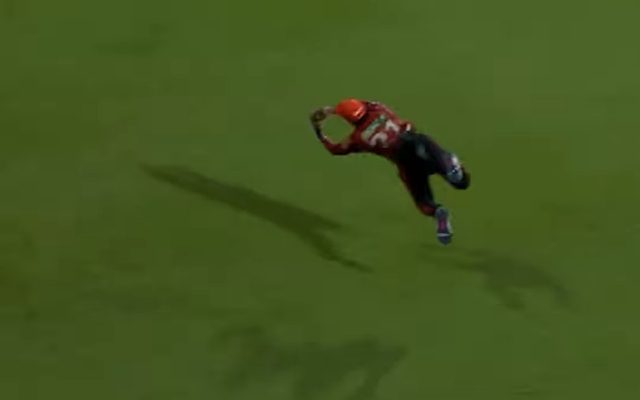 [Watch]: Kamindu Mendis Pulls Off One of IPL’s Greatest Catches to End Brevis’ Knock in SRH vs CSK Clash