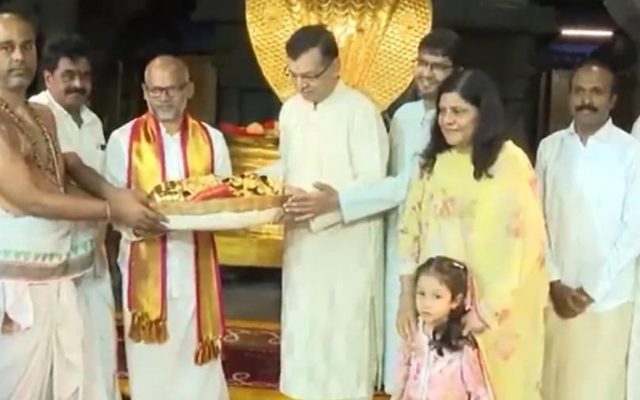 [WATCH]- Sanjiv Goenka Offers Gold Ornaments At Tirupati Temple