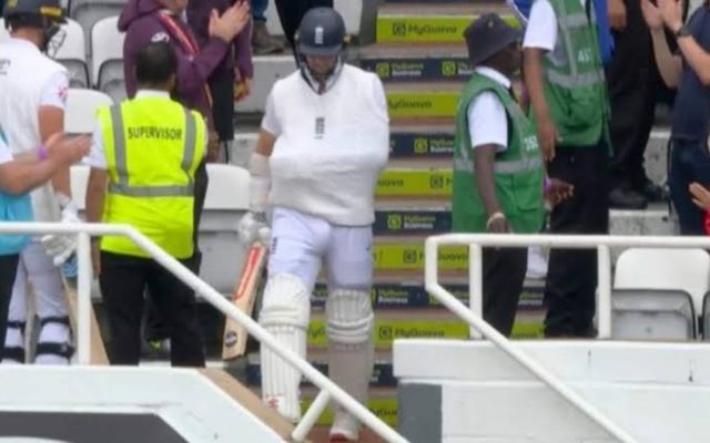 [WATCH] Injured Chris Woakes Walks Out To Bat with One Hand And Wins Hearts