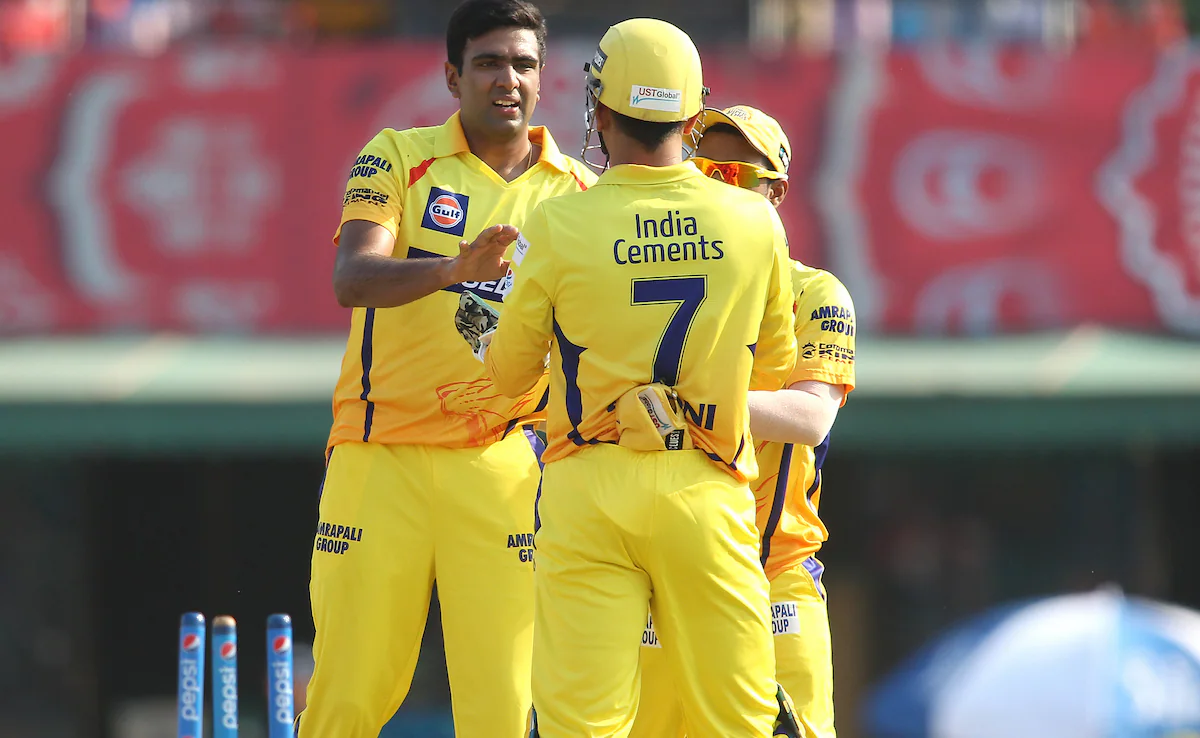“His glovework has always amazed me” – R Ashwin applauds MS Dhoni