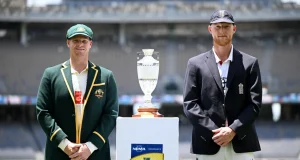 Ben Stokes and Steven Smith pose with the trophy. (Image: Getty)
