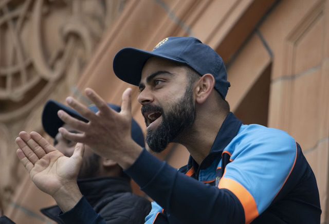 [WATCH]- Virat Kohli Applauds As De Kock Finishes Century With A Six In IND vs SA 3rd ODI
