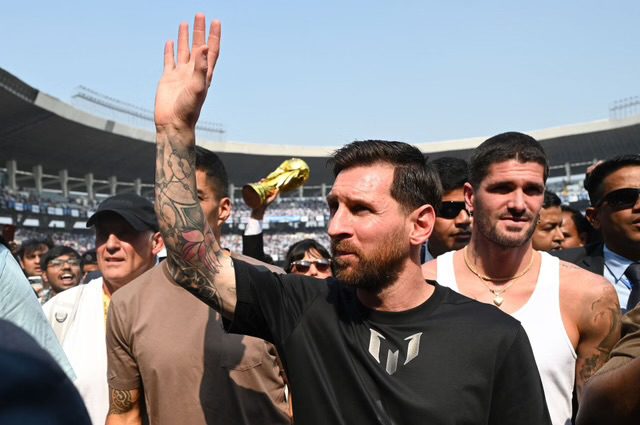 [WATCH]- Messi Receives 2011 World Cup Jersey During Mumbai Visit