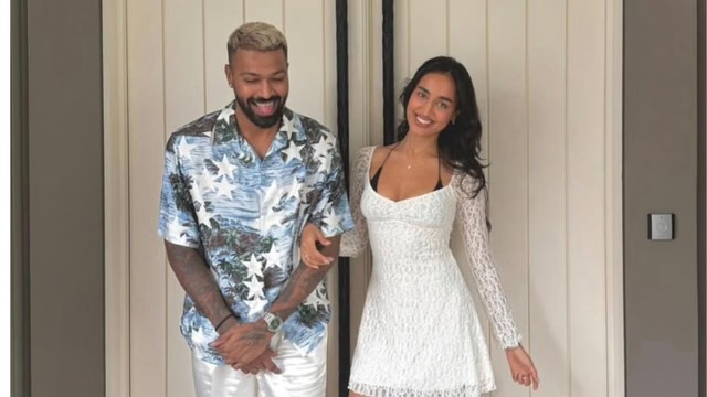 [WATCH]- Hardik Pandya Meets Fans After Christmas Dinner With Mahieka Sharma