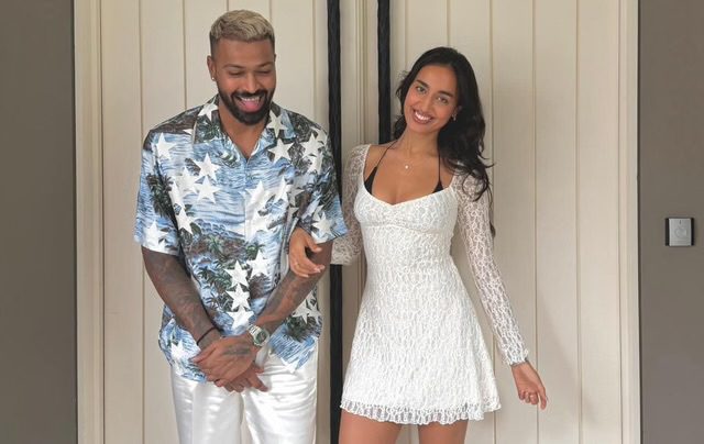 [WATCH]- Hardik Pandya Arrives At Mumbai Airport With Girlfriend Ahead Of IND Vs NZ 2026