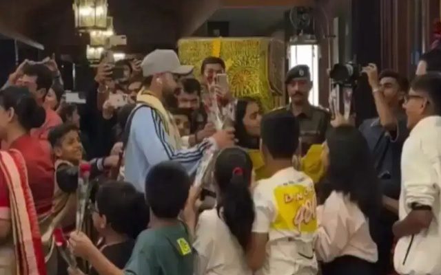 [WATCH] Virat Kohli Receives Heart-Warming Rose Welcome in Raipur Ahead of 2nd ODI
