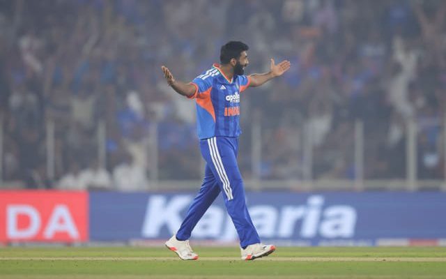 [WATCH] Jasprit Bumrah Pulls Off Stunning Return Catch to Dismiss Rachin Ravindra