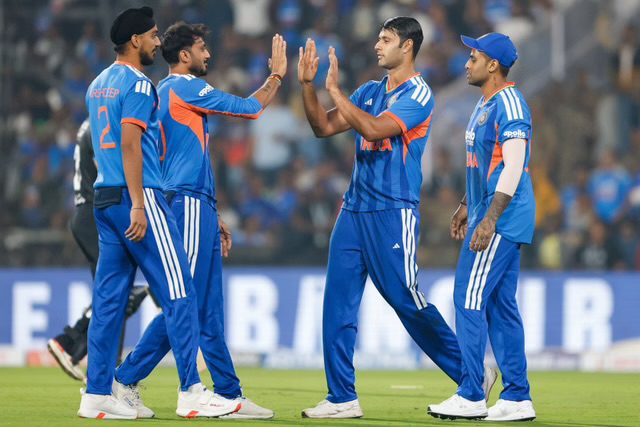 [WATCH]- “Aapki Hairstyle Abhi Viral Hai” – Shivam Dube Gets Friendly Banter From Teammates