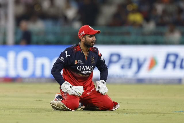 [WATCH] Jitesh Sharma Pulls Off Stunning One-Handed Catch to Dismiss Sameer Rizvi in IPL 2026 Clash