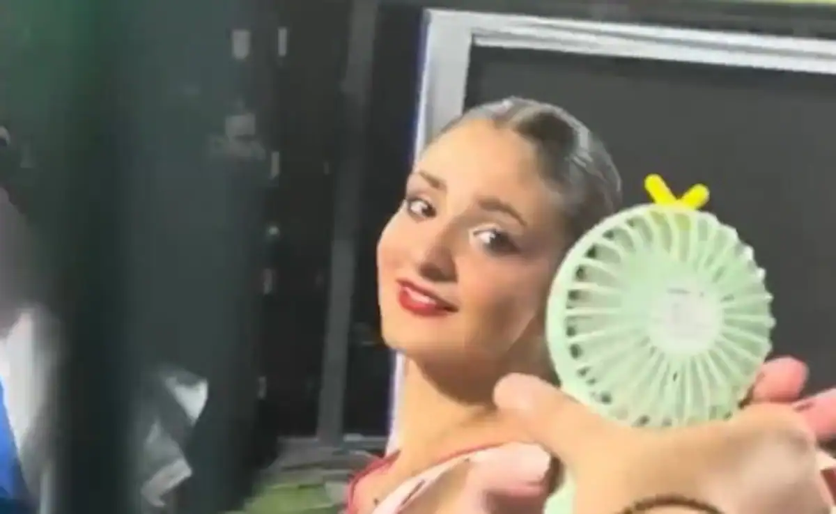 [WATCH]- Fan Hands Cheerleader a Fan Amid Delhi Heat, Her Reaction Steals the Show