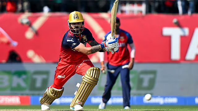 [WATCH]- Virat Kohli Welcomes Azmatullah Omarzai With a Stunning Cover-Driven Six