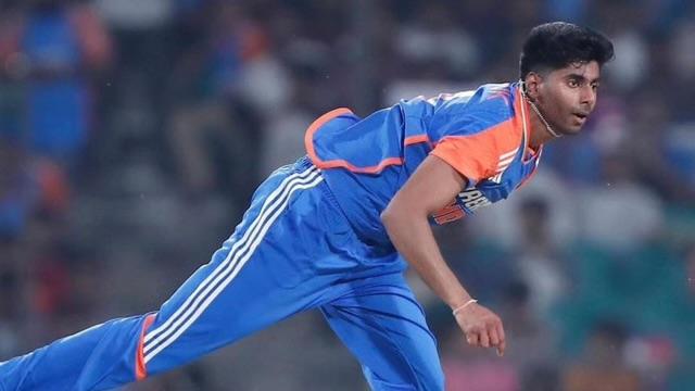 [WATCH]- Mayank Yadav Cleans Up Brian Bennett for Golden Duck in ZIM vs IND 1st T20I